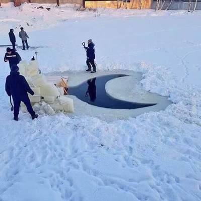Гигантский карась хвостовым плавником пробил  лёд в реке в районе села Валуево 