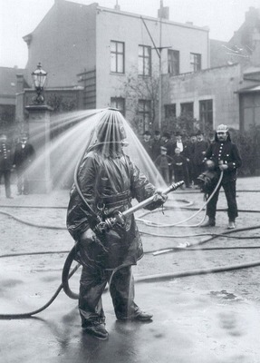 Пожарный Петрович прошёл огонь, воду - но трубы, всё равно - горят!