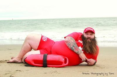 Спасатель на нудистком пляже