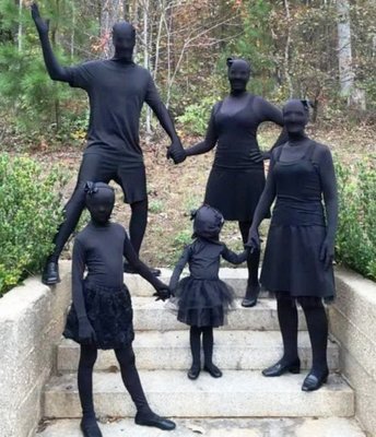 Черные дочки, чернеют банты,
Черная мама черней черноты,
Черная бабушка, черный отец...
Просто живём мы у угольной ТЭЦ