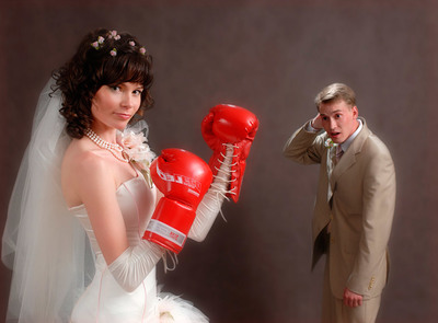 Невеста боксера обязана быть в свадебных перчатках.