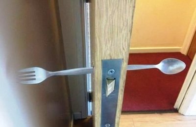 Если у вас упала вилка или ложка со стола, но вы не ждете гостей, укажите им сразу на дверь!