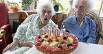 Бабулька справа грустная, потому что она на свой день рождения не знала, что можно задуть всего 3 свечки.