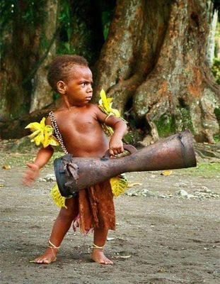 Африканский ребенок со своей колонкой.