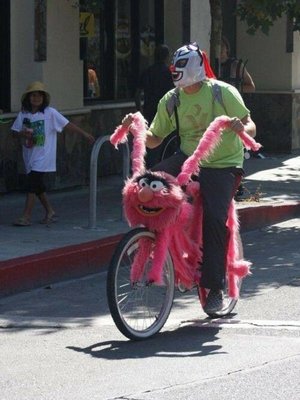 Если берешь покататься велосипед дочки - не забудь про маску!