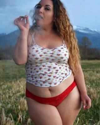 У нас, в Бразилии, все женщины  курят сигары совсем как мужчины! Донна Роза.