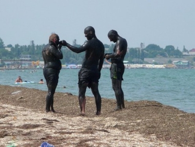 У Чёрного моря,на чёрном берегу в чёрную пятницу стояли трое чёрных людей и юморили по-чёрному...