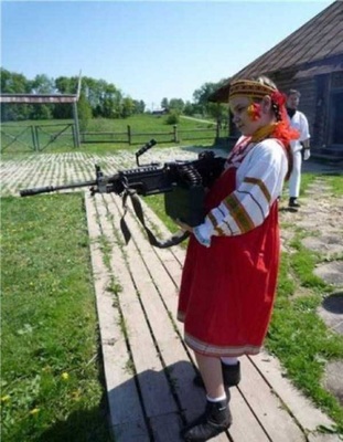 Национальный костюм девушек Донецка.