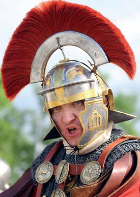 первым делом римляне у врагов отбирали щетки и делали из них шлемы 