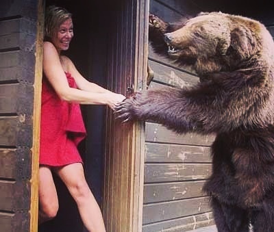 Медведь просит оказать ему "медвежью услугу".