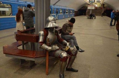 Рыцарь-это ездок в метро в час пик