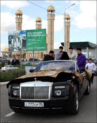 Все машины на Кавказе без крыши, потому что сидя танцевать лезгинку не получается.