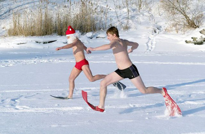Новый вид спорта "Бег на дальние дистанции в ластах". Российский спортсмен в костюме деда мороза. А слева Скрудж Магдак.
