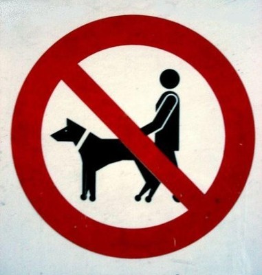 собакам и людям с оторванной шеей и круглыми ступнями запрещено.