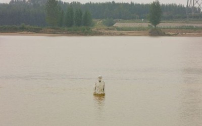 приехав к себе на родину, жители средней азии еще несколько дней отмокают в реке от шпаклевки  