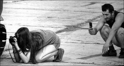 Девушка снимает лежачего фотографа.