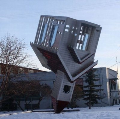 Здание антидопингового комитета в Сочи2012. Девиз: "Не удивлен - дискволифицирован!"
