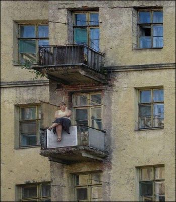 Все говорят ветхое жильё, ветхое жильё. Проверили балконы таких тёток выдерживают.