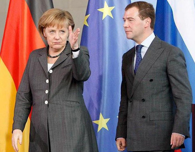 Медведев:"Президент России идет."
Меркель: "Хай Путин!"


