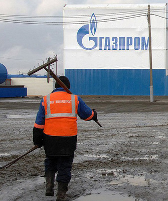 Бабка, которая моет полы в "Газпроме", по выходным еще подрабатывает на садовых участках акционеров, разгребая навоз. Копеечка к копеечке...