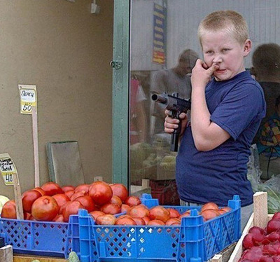 Руссо туристо,вазми томаты!-звал сицилийский мальчик с автоматом.