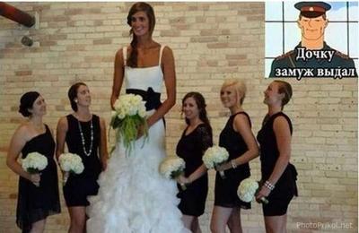 На фото жених заглянул невесте под юбку, как будто она машина. Все спорят, смешно это или мерзко